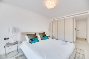 5 chambres, bureau, fer et planche à repasser, lit de bébé portatif