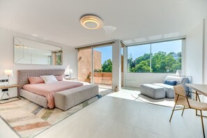 Bureau, fer et planche à repasser, lit parapluie, Wi-Fi