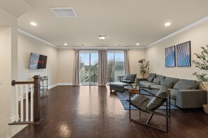 Maison mitoyenne | Coin séjour | TV connectée de 32 pouces avec chaînes par câble