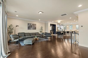 Maison mitoyenne | Coin séjour | TV connectée de 32 pouces avec chaînes par câble