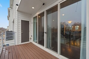 Balcony - Luxe 3BR Townhouse in Camp North End (Charlotte)