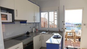 Wasserkocher mit Kaffee-/Teezubehör, Kühlschrank, Ofen, Herdplatte