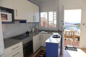 Cafeteira/chaleira, geladeira, fogão, cooktop