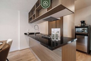 Micro-ondes, four, plaque de cuisson, cafetière/bouilloire