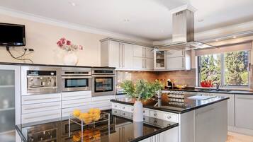 ثلاجة، ميكروويف، فرن، موقد طهي مسطح