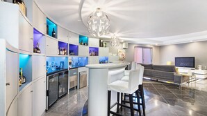 A modern kitchen with built-in appliances, a bar area, and a seating space. - Sunshine Villa in Vilamoura (Vilamoura)