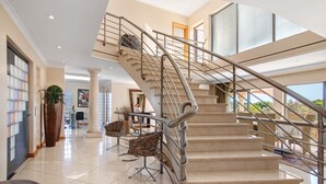 A spacious interior with a grand staircase, modern furniture, and large windows. - Sunshine Villa in Vilamoura (Vilamoura)