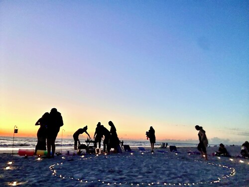 NEW! 2 blocks to the beach, Walk to local restaurants, bars, cafes, Ping Pong, Basketball, Grill