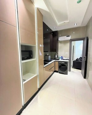 豪華公寓, 陽台, 城市景觀 | 私人廚房 | 電冰箱、微波爐、烤箱、爐台