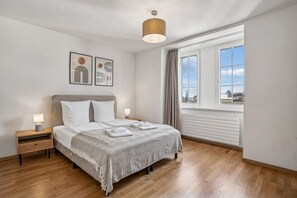 3 Schlafzimmer, Schreibtisch, Bügeleisen/Bügelbrett, WLAN