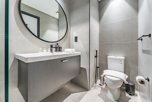 Dusche, Haartrockner, Bidet, Handtücher
