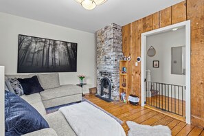 Una televisión, una chimenea, una oficina