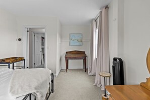 2 habitaciones, tabla de planchar con plancha y cuna de viaje