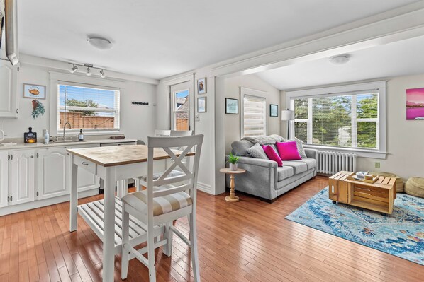 Télévision, cheminée, espaces bureaux