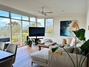 Smart TV, fireplace - Te Aroha Hideaway Anglesea (Anglesea)