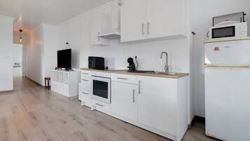 Kjøleskap, mikrobølgeovn, ovn og kokeplater