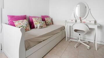 3 bedrooms, iron/ironing board, WiFi, bed sheets