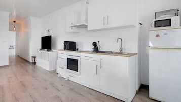 冰箱、微波炉、烤箱、炉灶