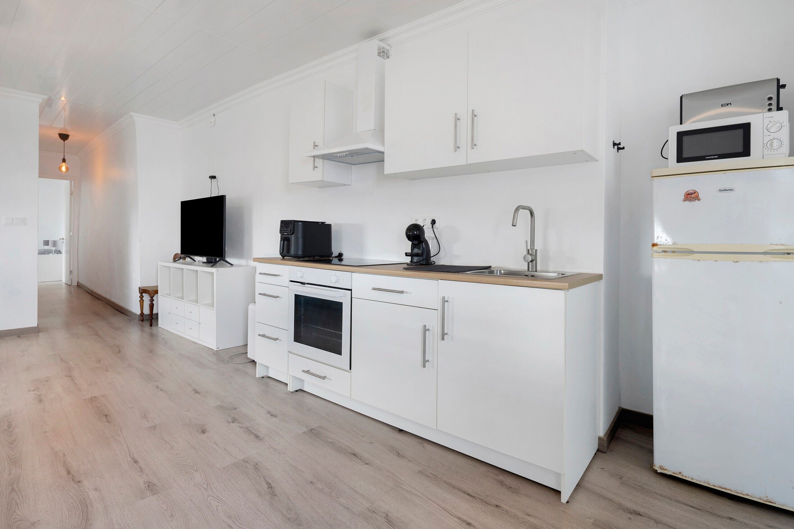 Køleskab, mikrobølgeovn, ovn, kogeplade