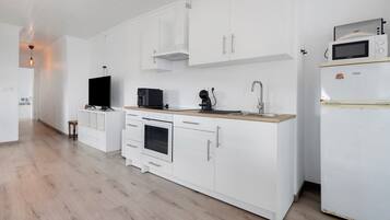 Køleskab, mikrobølgeovn, ovn, kogeplade