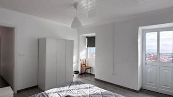 Een strijkplank/strijkijzer, wifi, beddengoed