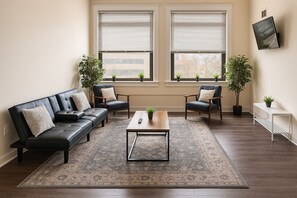 Living area - Cozy Loft near Playhouse Sq, Rock Hall, Clinic, CSU (Cleveland)