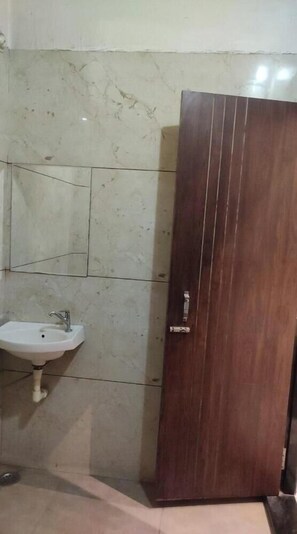 Regadera, amenidades de baño gratuitas, toallas, shampoo 