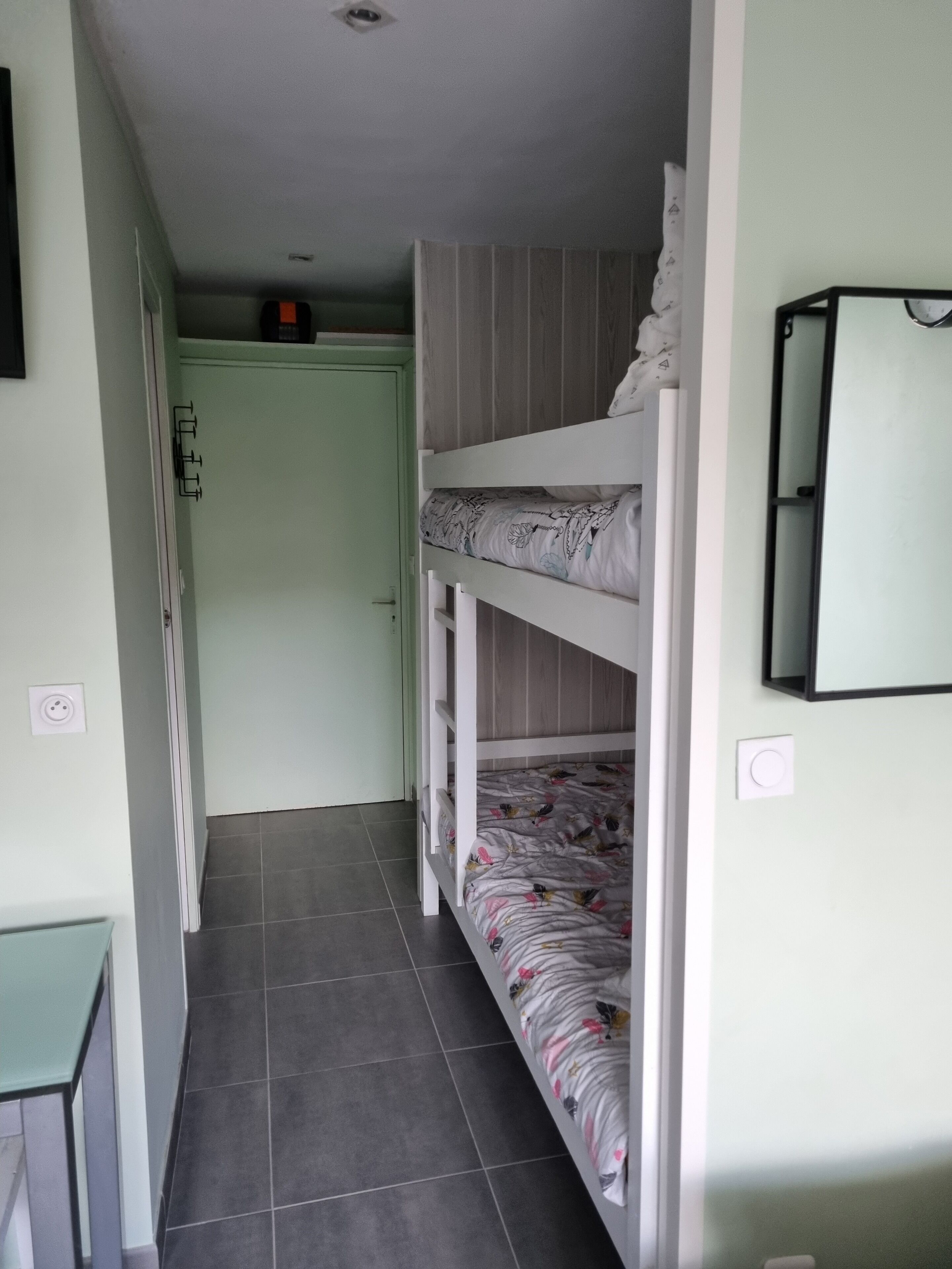 1 chambre, fer et planche à repasser