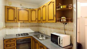 Een koelkast, een microgolfoven, een kookplaat