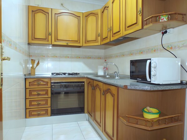 Refrigerador, microondas, placa de cocina, cafetera/tetera