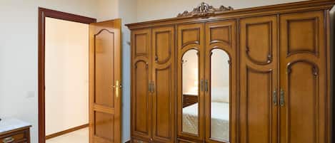 3 chambres, fer et planche à repasser, Wi-Fi, draps fournis