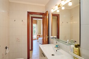 Ducha, secador de pelo y toallas