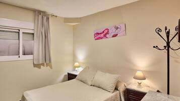 3 makuuhuonetta, silitysrauta/-lauta, Wi-Fi, vuodevaatteet