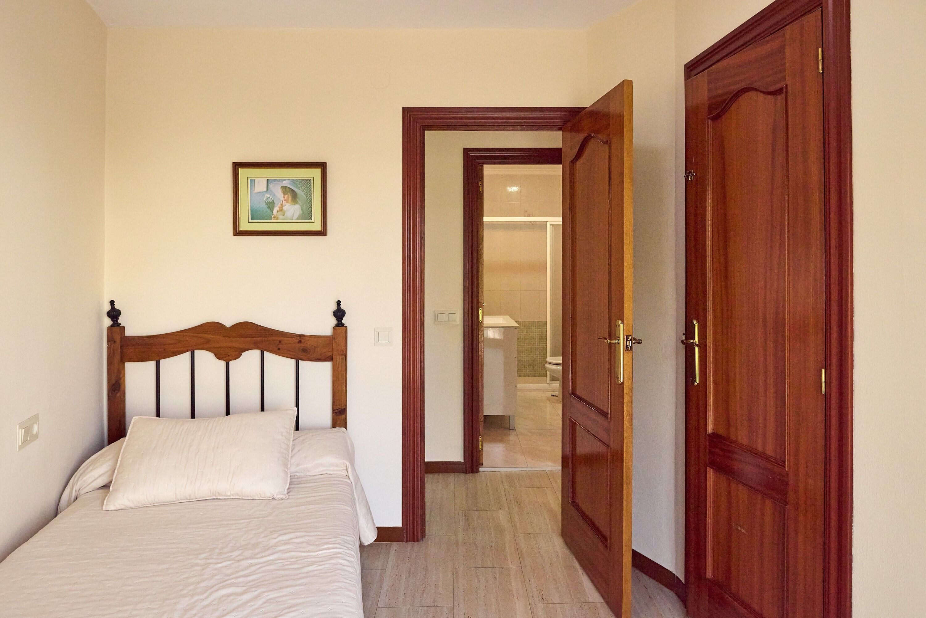 3 habitaciones, tabla de planchar con plancha, wifi y ropa de cama 