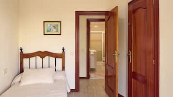 3 habitaciones, tabla de planchar con plancha, wifi y ropa de cama