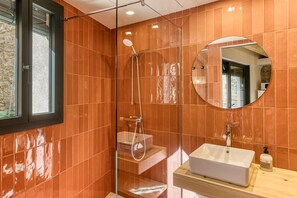 Douche, sèche-cheveux, serviettes fournies
