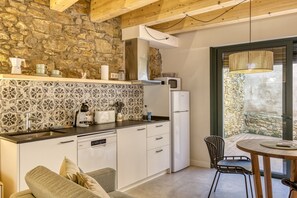 Fridge, microwave, oven, stovetop - Apartment 'Apartament Empordà' with Private Terrace, Wi-Fi and Air Conditioning (Peratallada)