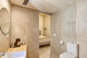 Douche, sèche-cheveux, serviettes fournies
