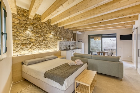 3 bedrooms, soundproofing, WiFi, bed sheets. Apartment 'Apartament Empordà' with Private Terrace, Wi-Fi and Air Conditioning