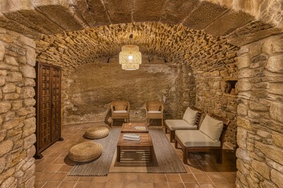 Holiday Home 'Casa Peratallada' with Wi-Fi and Air Conditioning