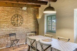 Dining - Holiday Home 'Casa Peratallada' with Wi-Fi and Air Conditioning (Peratallada)