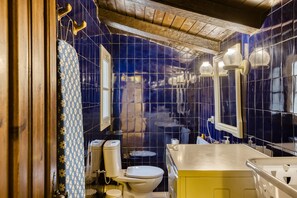 Shower, hair dryer, towels - Holiday Home 'Casa Peratallada' with Wi-Fi and Air Conditioning (Peratallada)