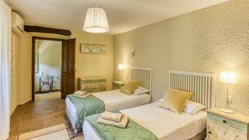 3 slaapkamers, een strijkplank/strijkijzer, wifi, beddengoed