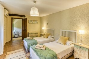 3 bedrooms, iron/ironing board, WiFi, bed sheets - Holiday Home 'Casa Peratallada' with Wi-Fi and Air Conditioning (Peratallada)