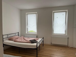 2 bedrooms, internet, bed sheets
