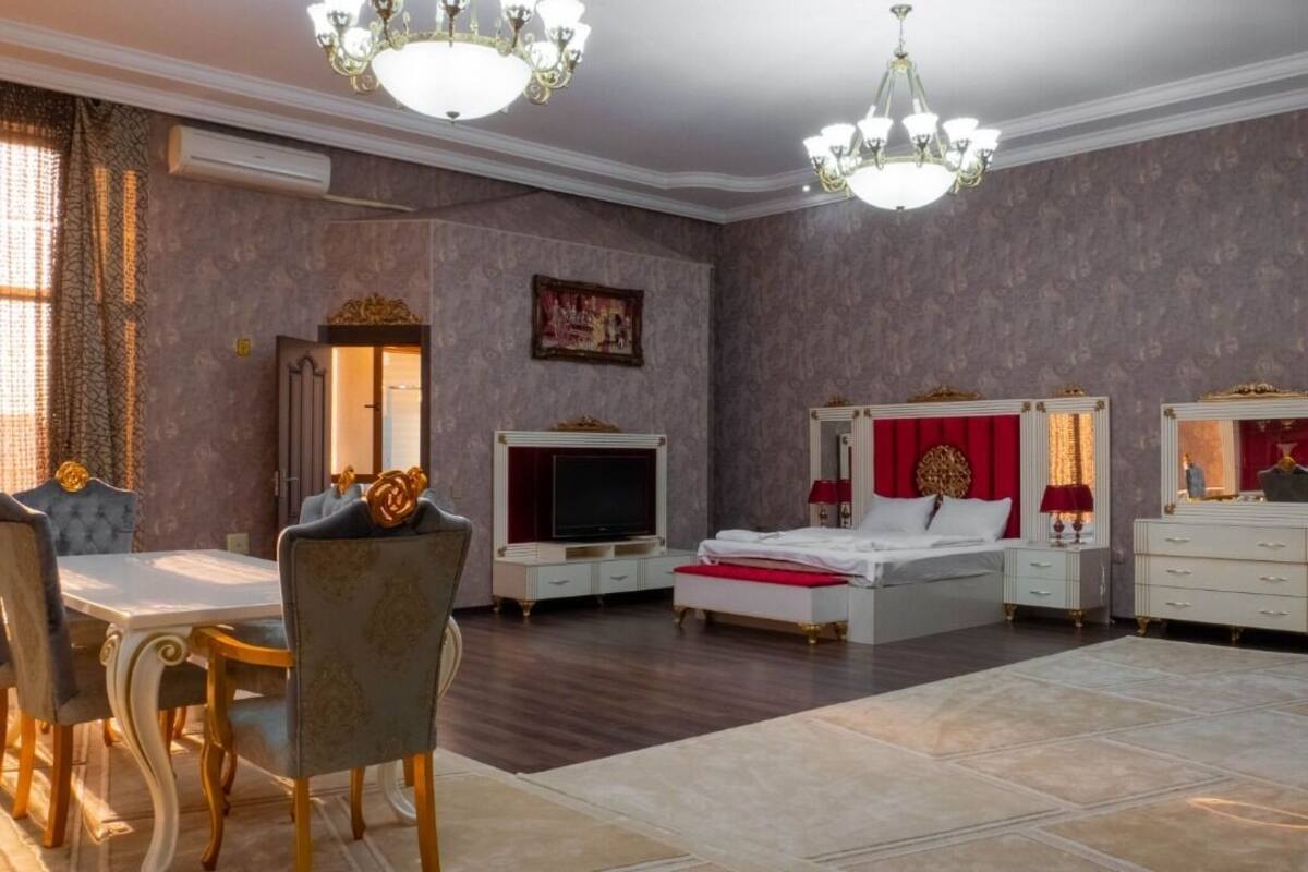 Luksus-dobbeltrom, 1 kingsize-seng, hageutsikt | Skrivebord, skrivebord for bærbar PC, lydisolert og strykejern/-brett