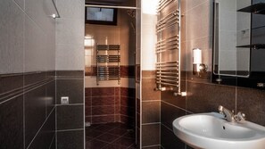 Habitación de lujo doble, 1 cama de matrimonio grande, vistas al jardín | Baño | Ducha, artículos de higiene personal gratuitos y secador de pelo
