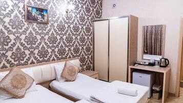 Een bureau, een laptopwerkplek, geluiddichte muren