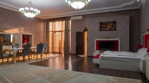Luxe tweepersoonskamer, 1 kingsize bed, uitzicht op tuin | Woonruimte | Een 84-inch televisie met kabelzenders, filmpremières en vloerverwarming