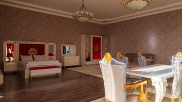 Luxe tweepersoonskamer, 1 kingsize bed, uitzicht op tuin | Woonruimte | Een 84-inch televisie met kabelzenders, filmpremières en vloerverwarming